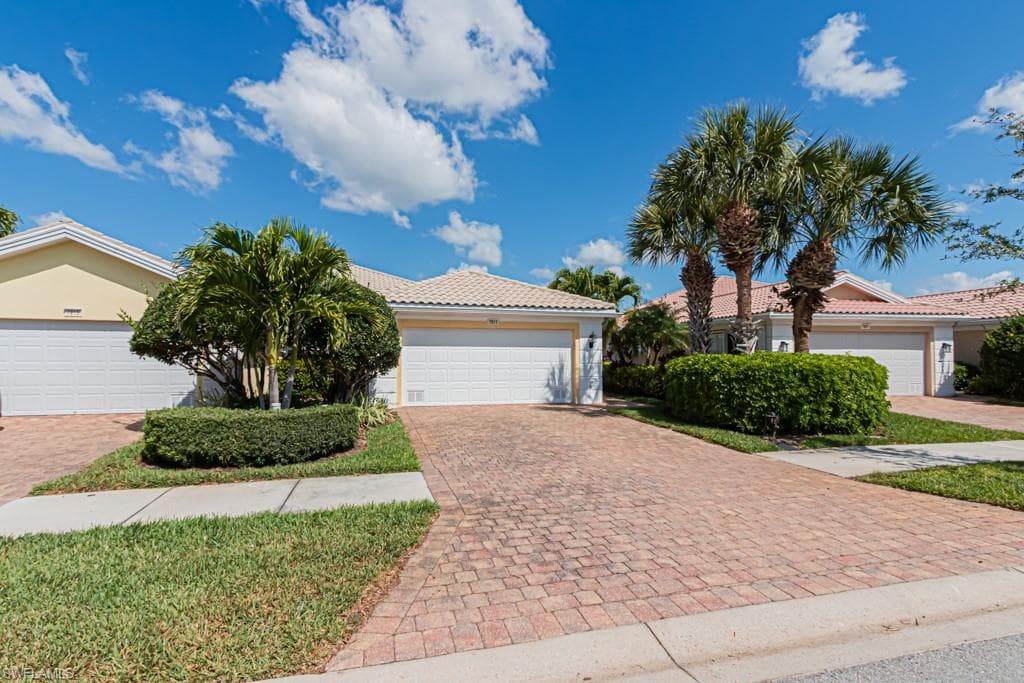 7811 Ionio Ct, Naples, FL 34114-2