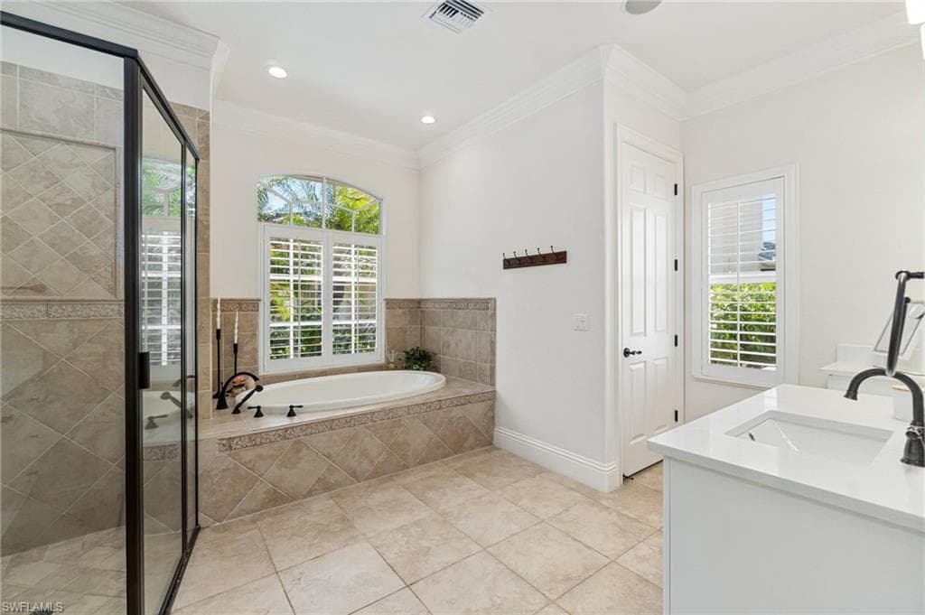 4785 Kittiwake Ct, Naples, FL 34119-23