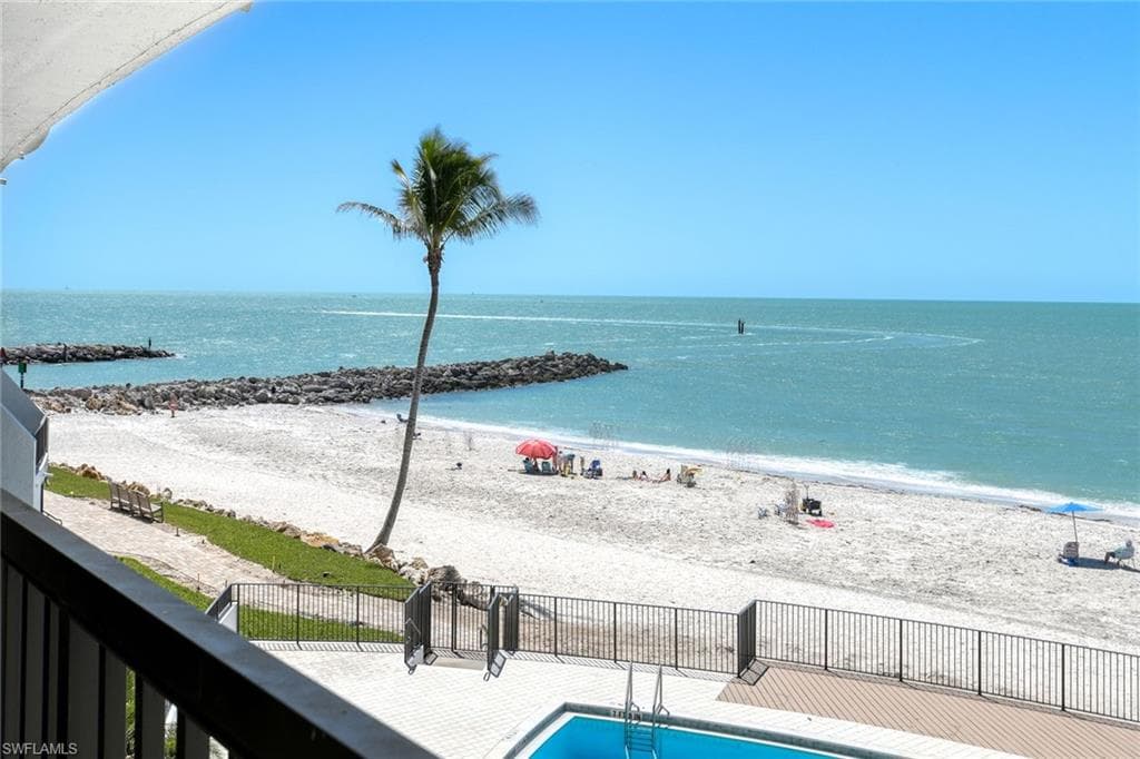 2389 Gulf Shore Blvd N 302, Naples, FL 34103-23