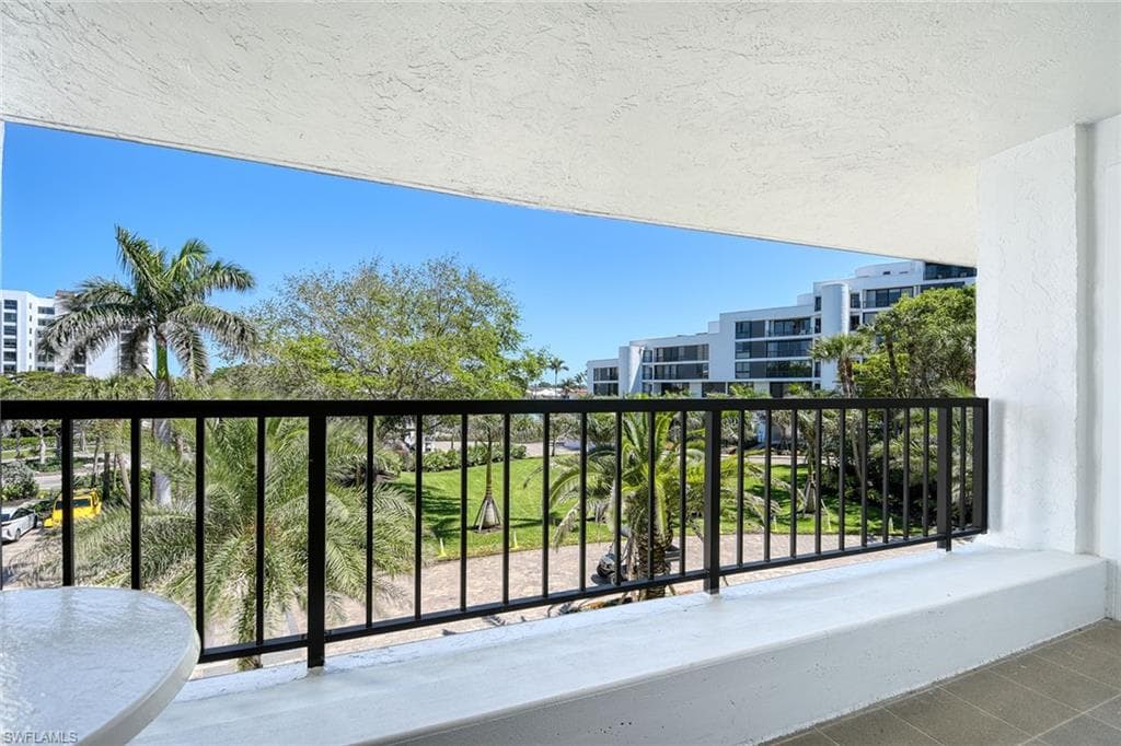 2389 Gulf Shore Blvd N 302, Naples, FL 34103-26