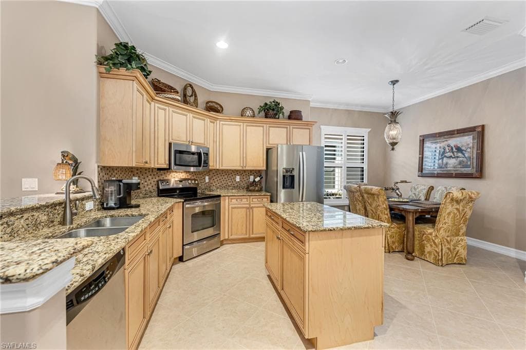 7523 Moorgate Point Way, Naples, FL 34113-9