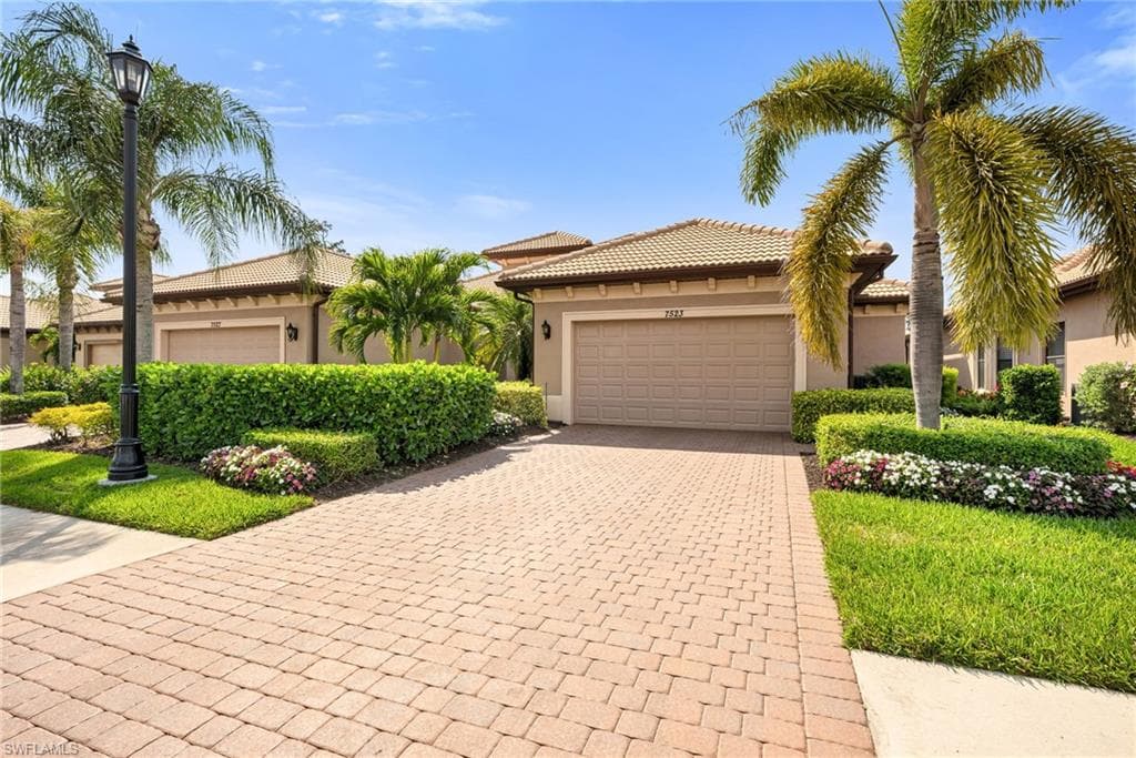 7523 Moorgate Point Way, Naples, FL 34113-3