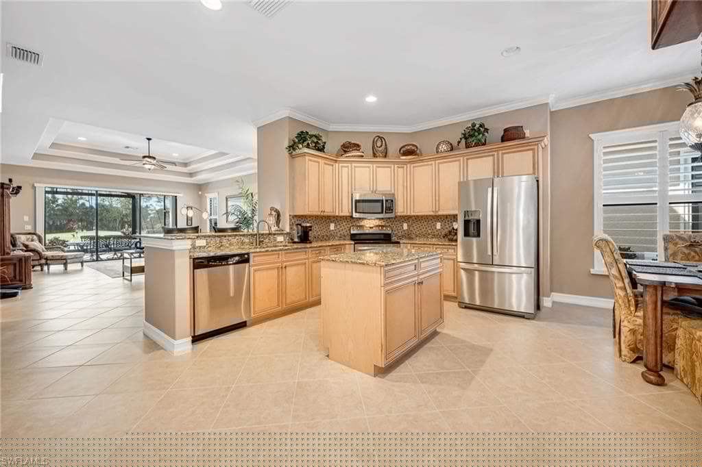 7523 Moorgate Point Way, Naples, FL 34113-8