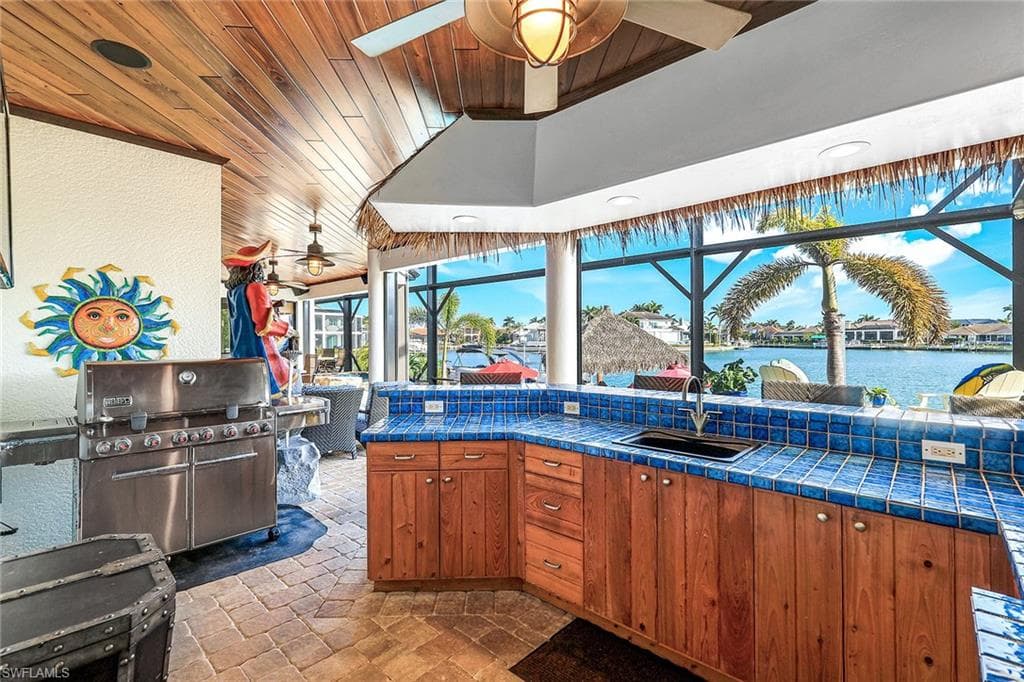 685 Embassy Ct, Marco Island, FL 34145-25