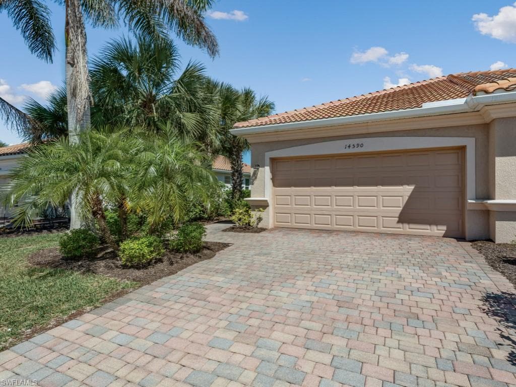 14590 Grapevine Dr, Naples, FL 34114-1