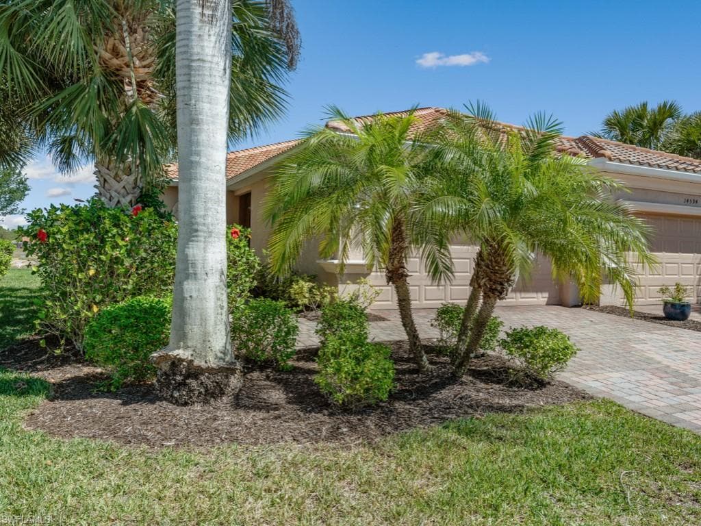 14590 Grapevine Dr, Naples, FL 34114-21