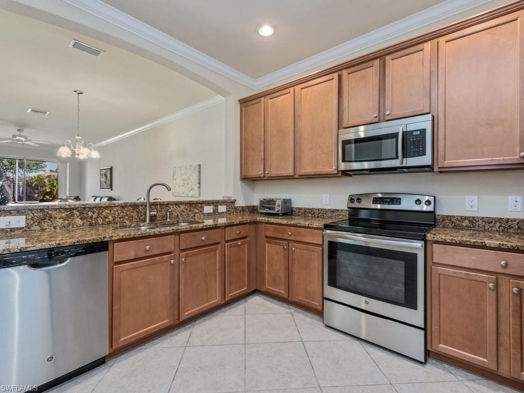14590 Grapevine Dr, Naples, FL 34114-7