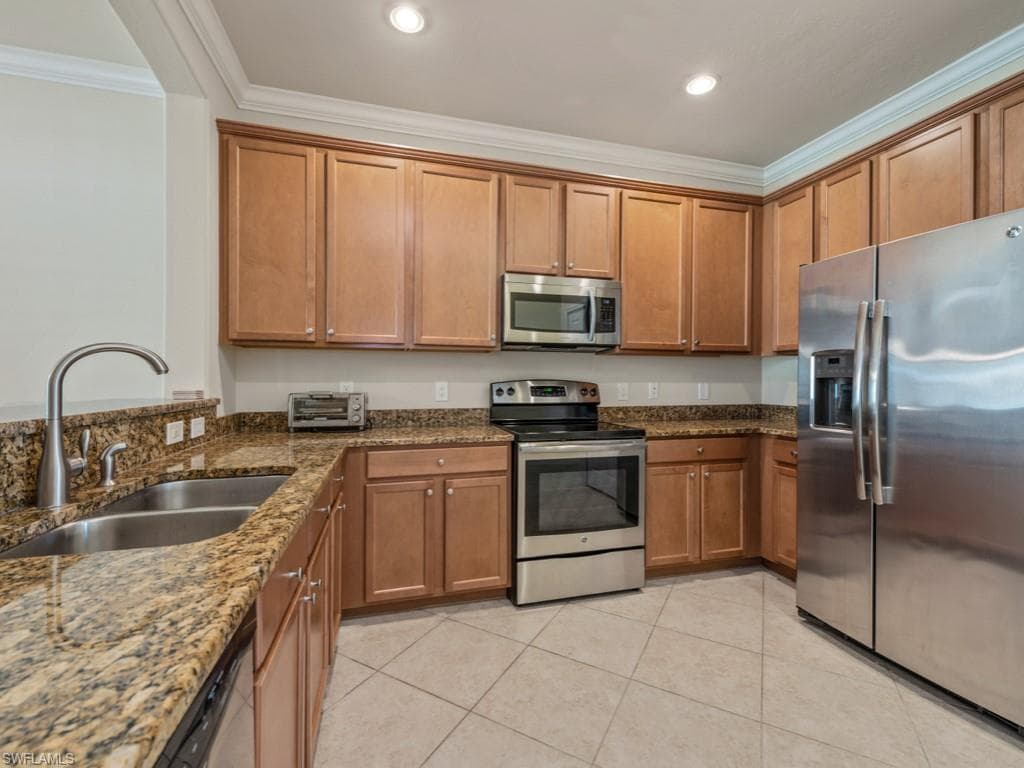 14590 Grapevine Dr, Naples, FL 34114-8