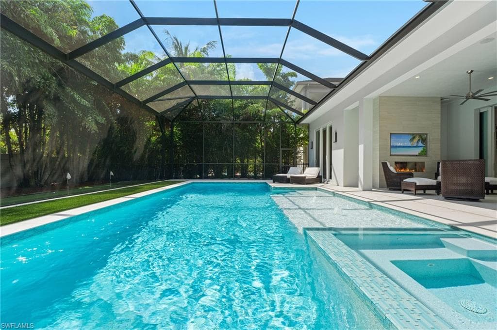 6826 Mangrove Ave, Naples, FL 34109-44