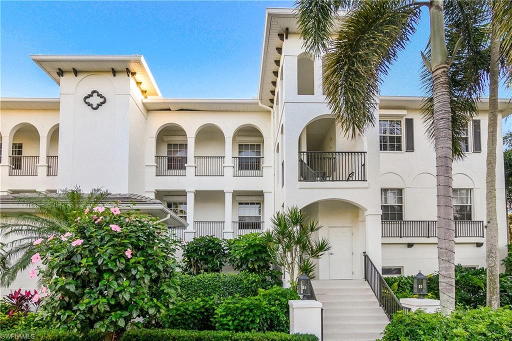 700 Bentwater Cir 203, Naples, FL 34108-1