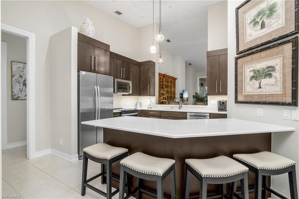 700 Bentwater Cir 203, Naples, FL 34108-22