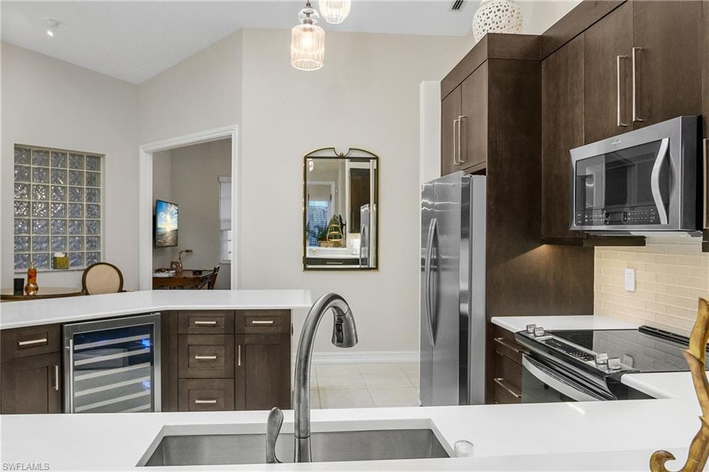 700 Bentwater Cir 203, Naples, FL 34108-27