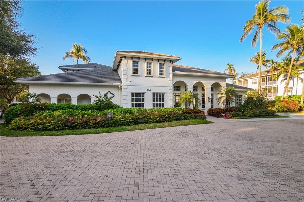 700 Bentwater Cir 203, Naples, FL 34108-28