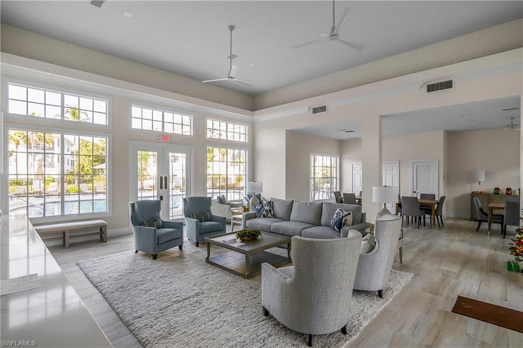 700 Bentwater Cir 203, Naples, FL 34108-30