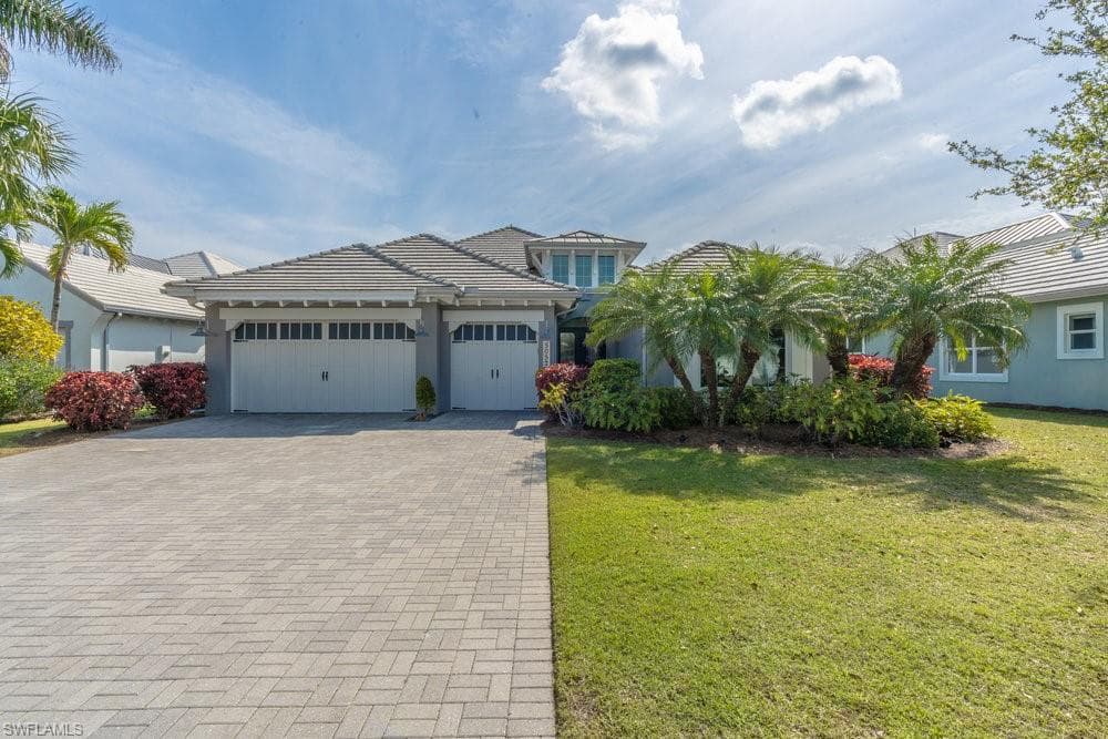 5052 Martinique Dr, Naples, FL 34113-25