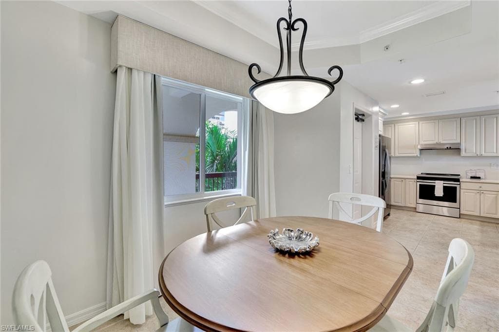 221 9th St S 219, Naples, FL 34102-10