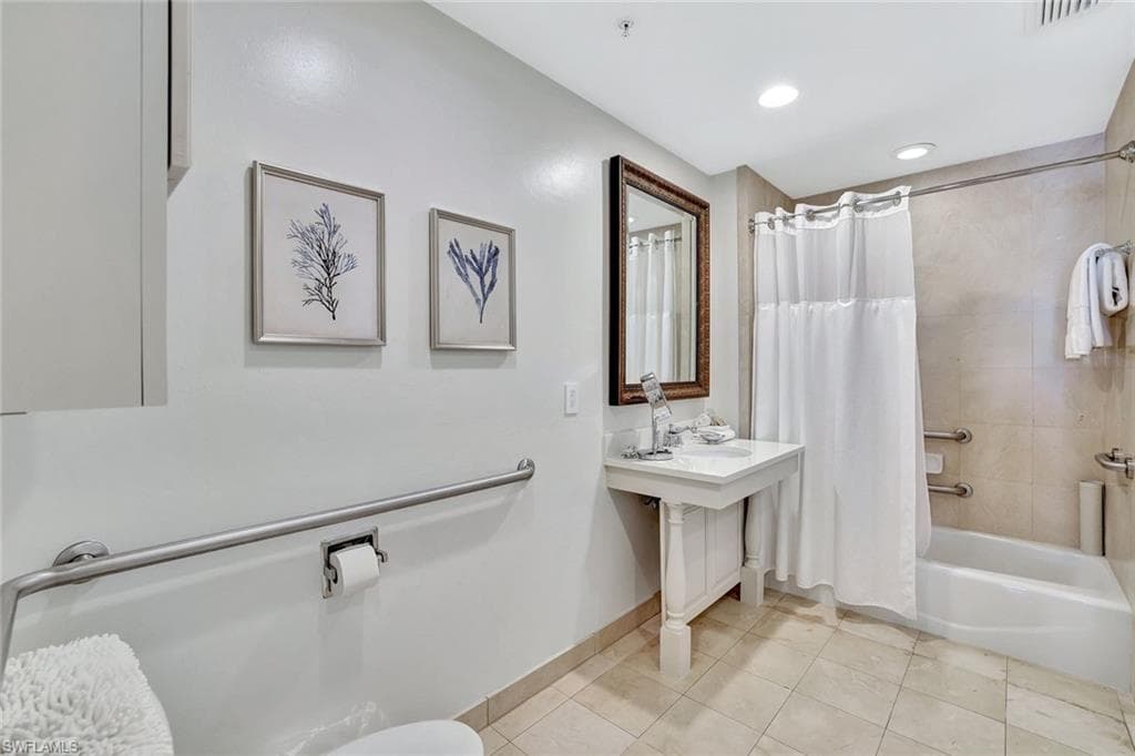 221 9th St S 219, Naples, FL 34102-13
