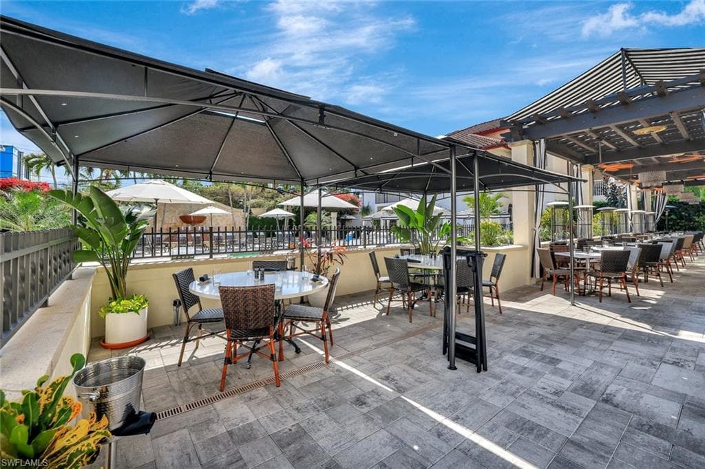 221 9th St S 219, Naples, FL 34102-17