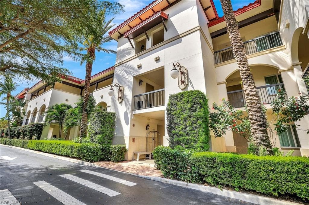 221 9th St S 219, Naples, FL 34102-18