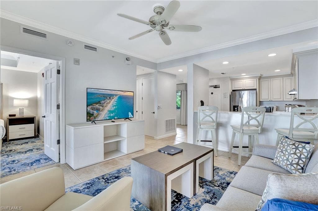 221 9th St S 219, Naples, FL 34102-1