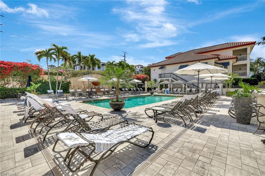 221 9th St S 219, Naples, FL 34102-21