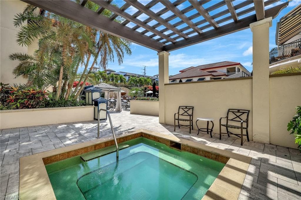 221 9th St S 219, Naples, FL 34102-22