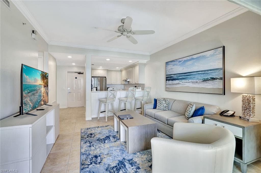 221 9th St S 219, Naples, FL 34102-4