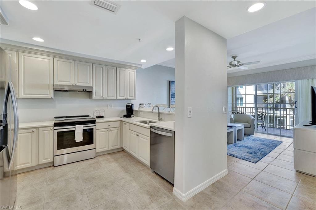 221 9th St S 219, Naples, FL 34102-5