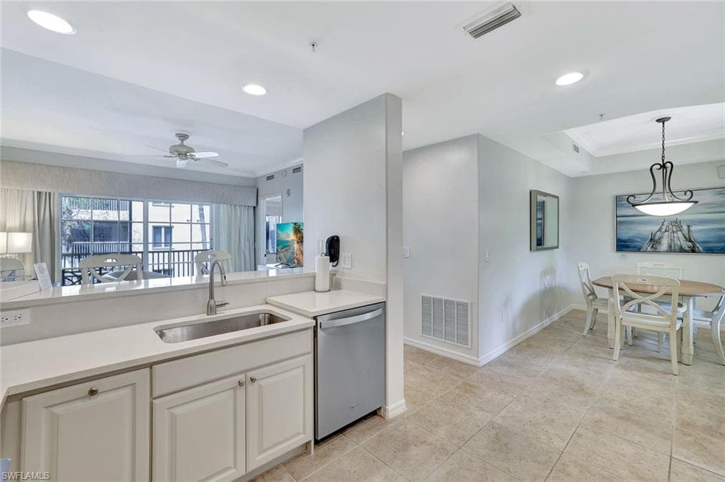 221 9th St S 219, Naples, FL 34102-6