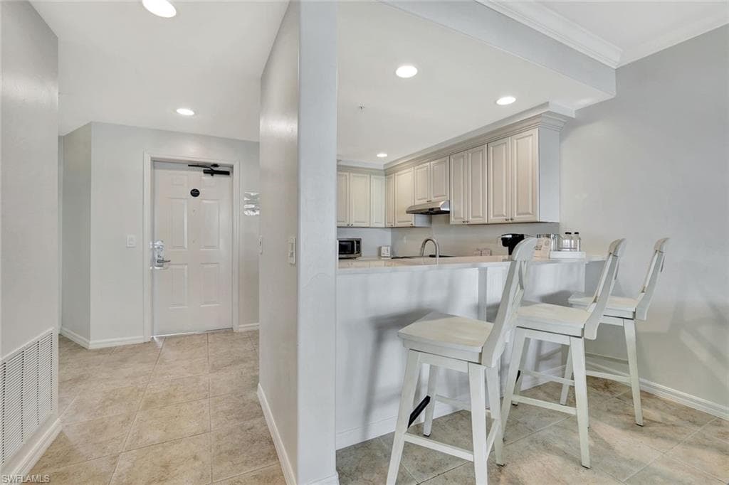 221 9th St S 219, Naples, FL 34102-7