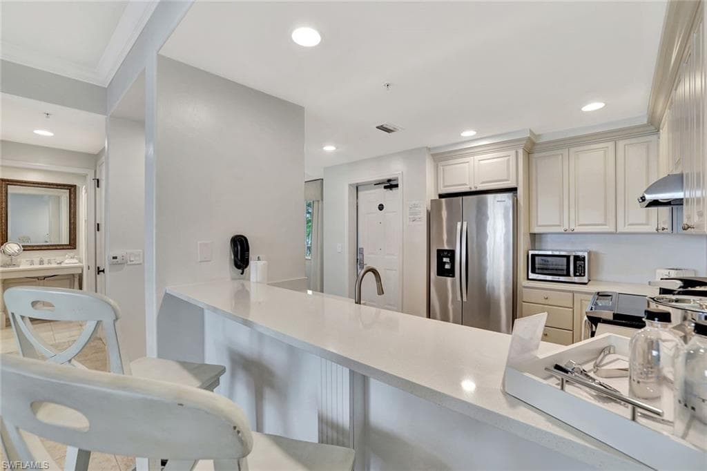 221 9th St S 219, Naples, FL 34102-8