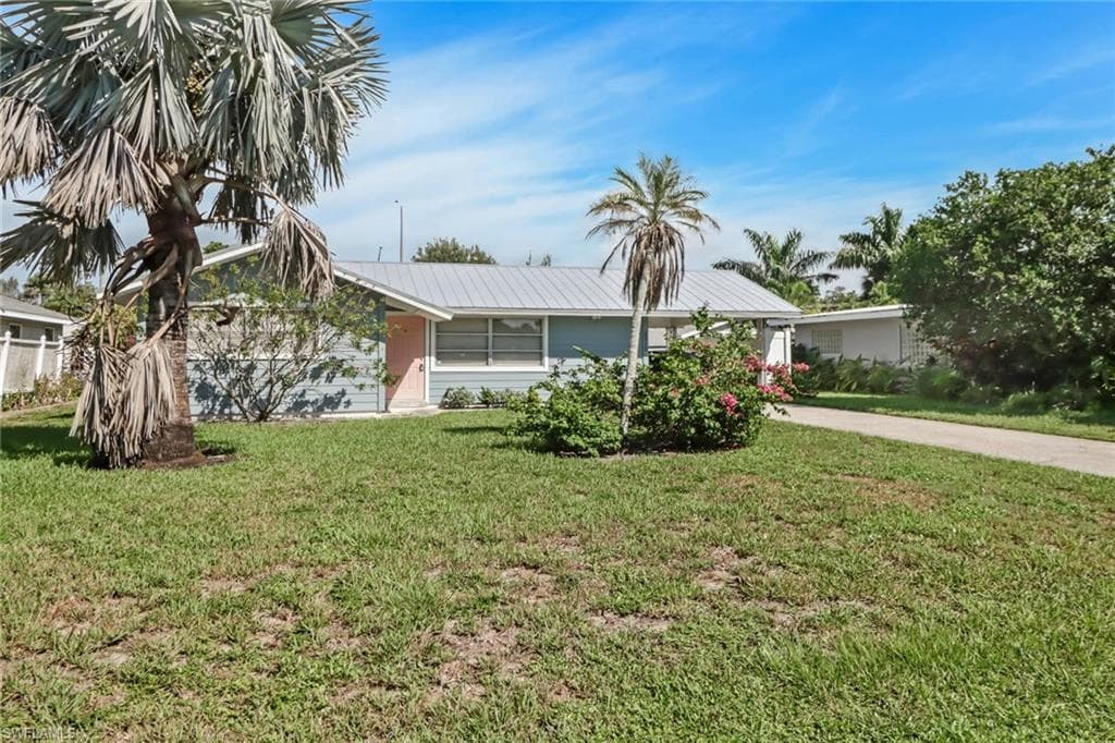 3910 14th St N, Naples, FL 34103-4