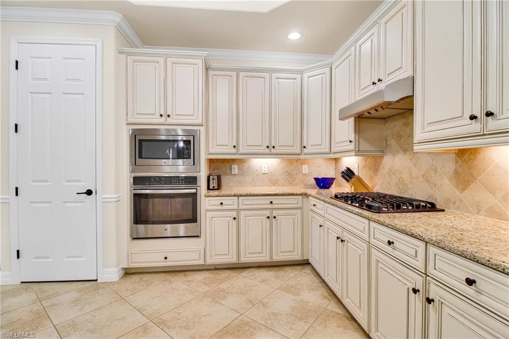 2930 Aviamar Cir, Naples, FL 34114-14