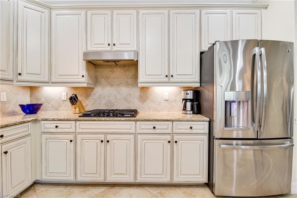 2930 Aviamar Cir, Naples, FL 34114-15