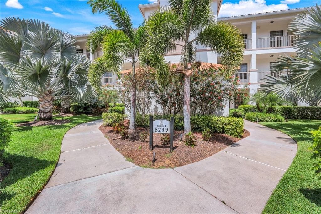 8239 Parkstone Pl 304, Naples, FL 34120-4