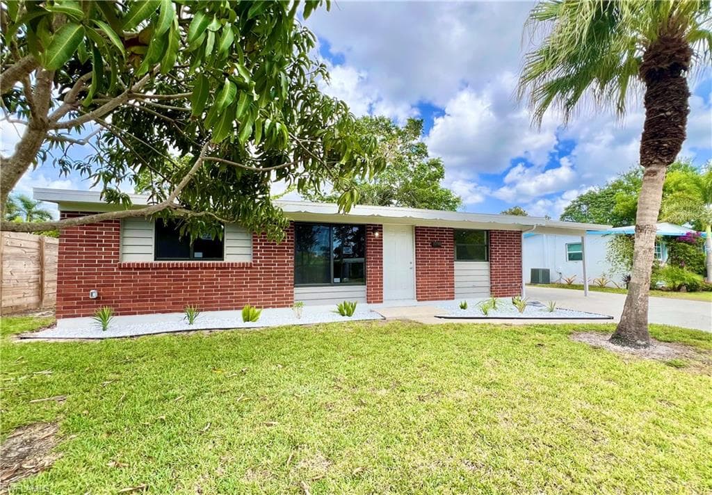 2123 Harbor Ln, Naples, FL 34104-1