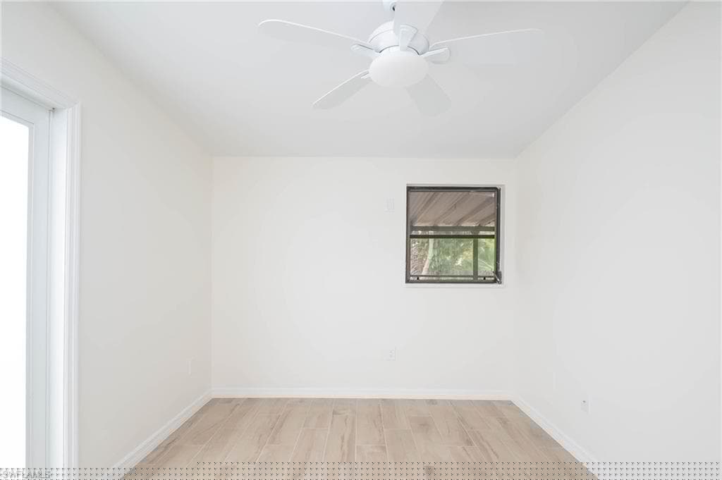 2123 Harbor Ln, Naples, FL 34104-23