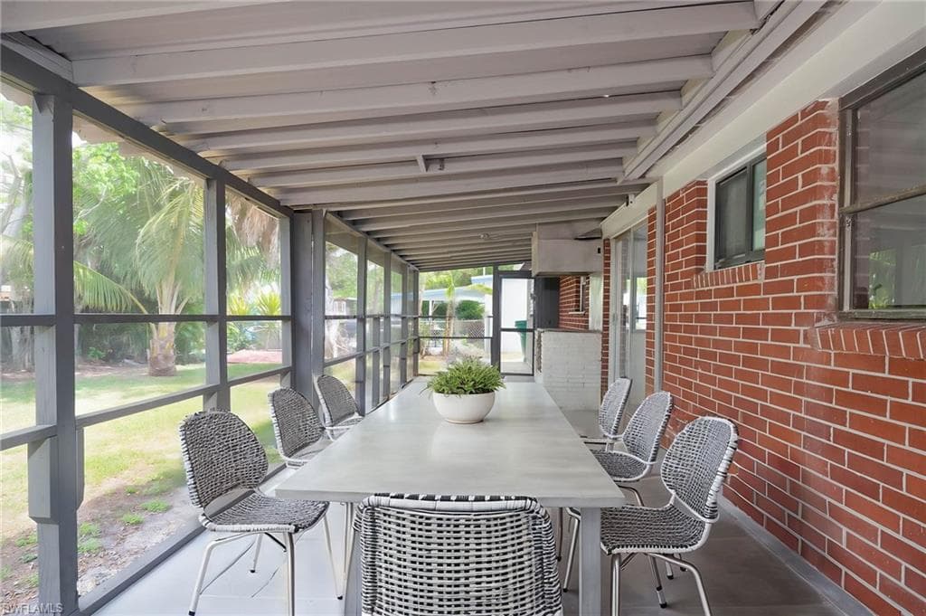 2123 Harbor Ln, Naples, FL 34104-25