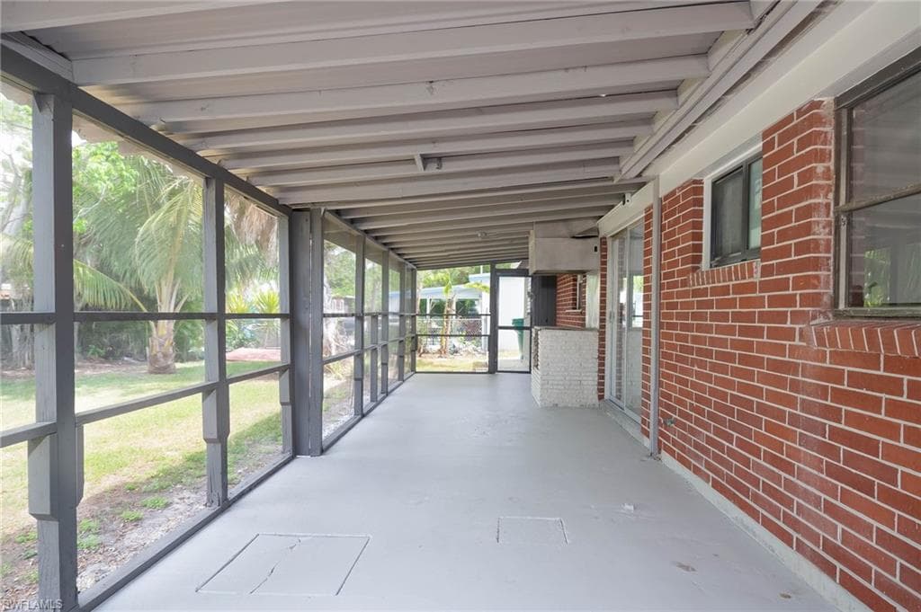 2123 Harbor Ln, Naples, FL 34104-26