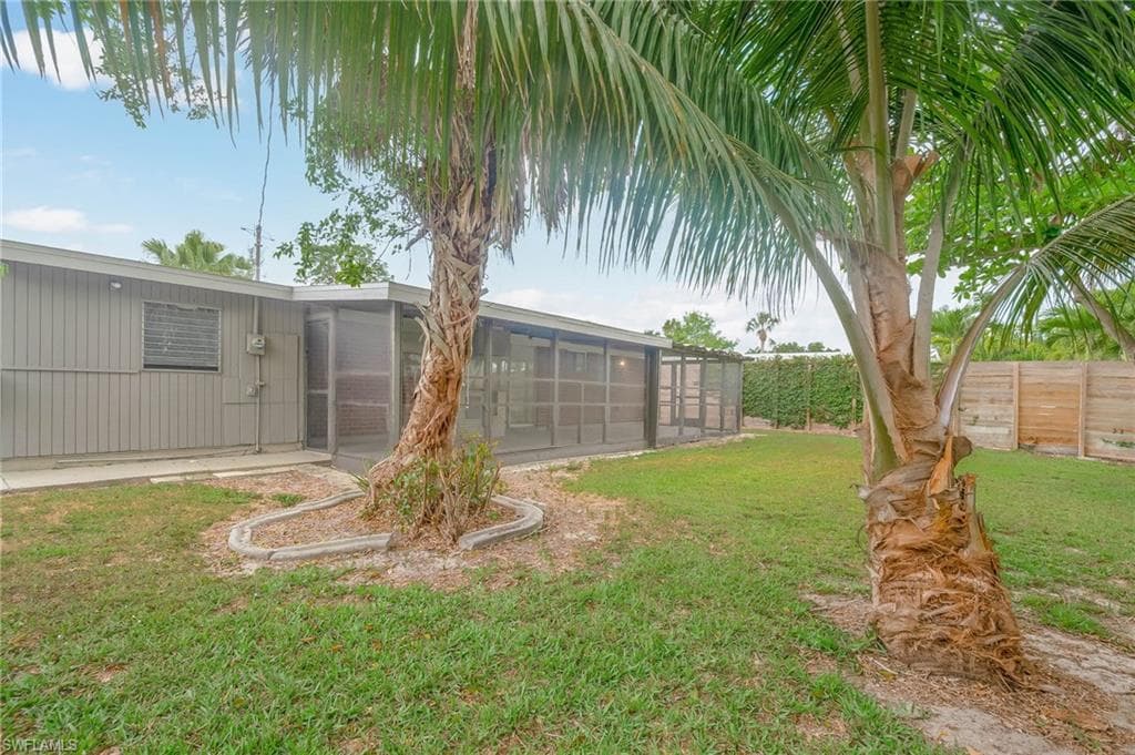 2123 Harbor Ln, Naples, FL 34104-30