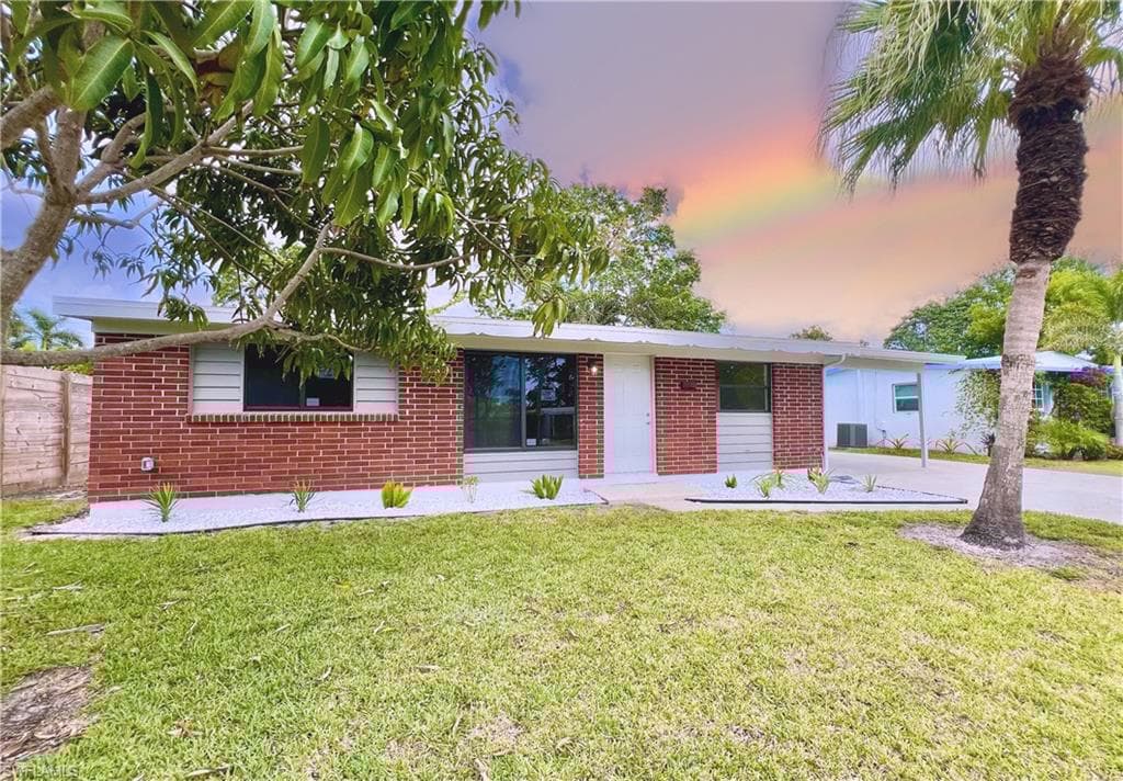 2123 Harbor Ln, Naples, FL 34104-32