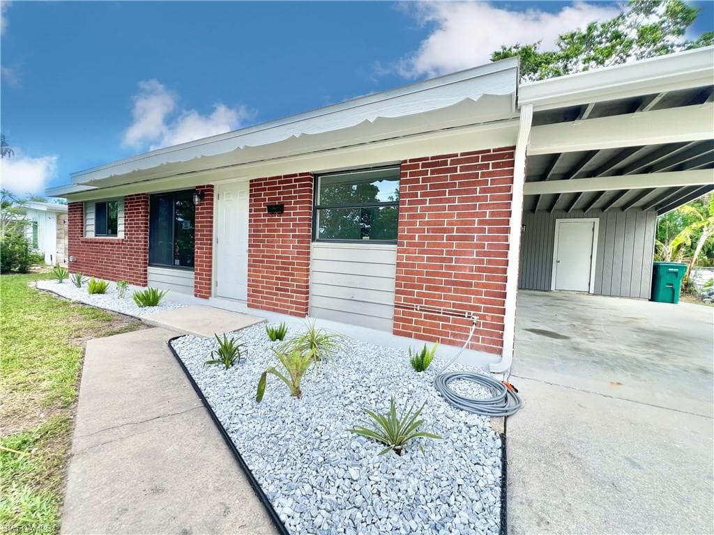 2123 Harbor Ln, Naples, FL 34104-3