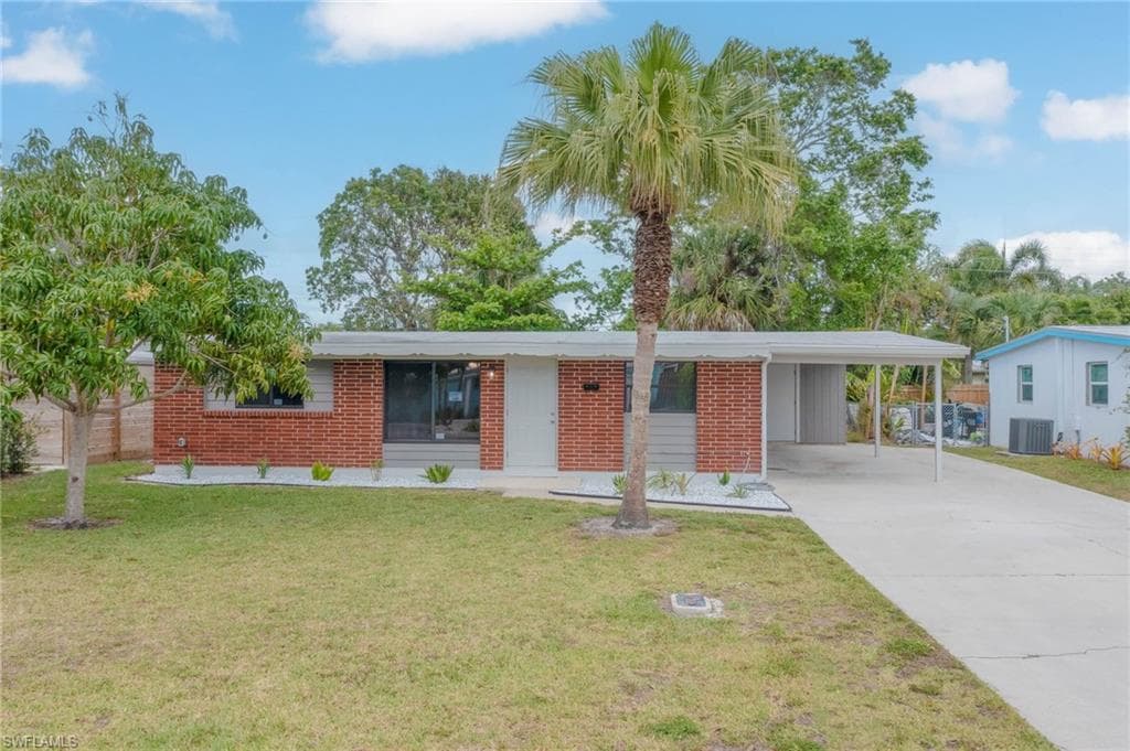 2123 Harbor Ln, Naples, FL 34104-4