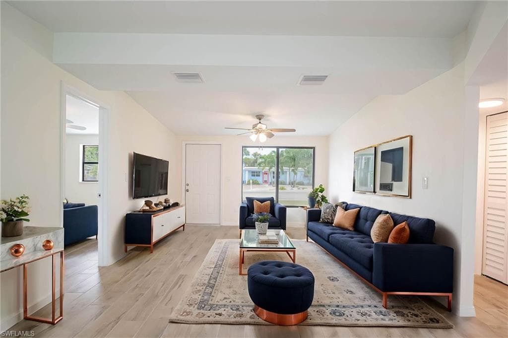 2123 Harbor Ln, Naples, FL 34104-5
