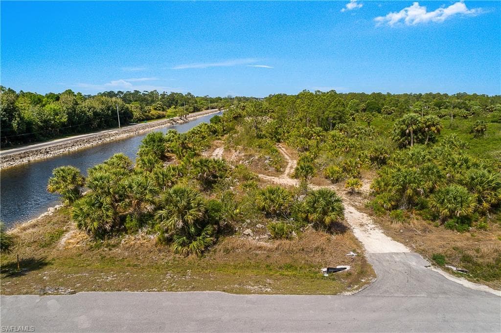 919 4th St SE, Naples, FL 34117-4