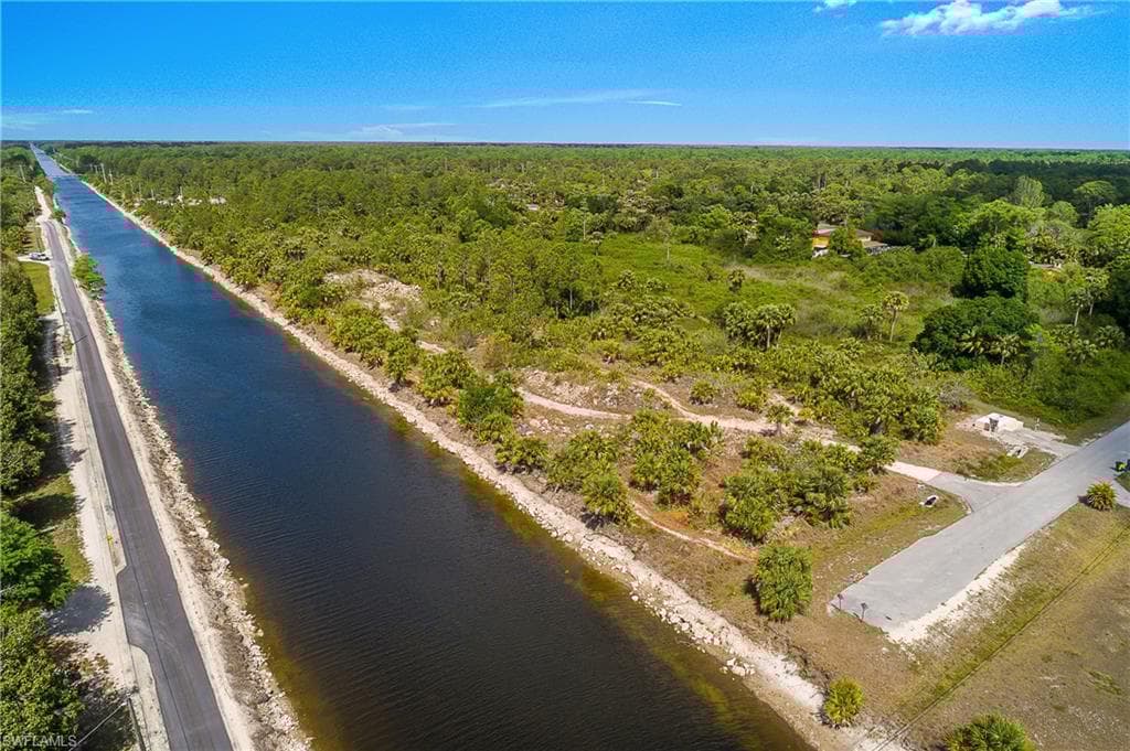 919 4th St SE, Naples, FL 34117-6