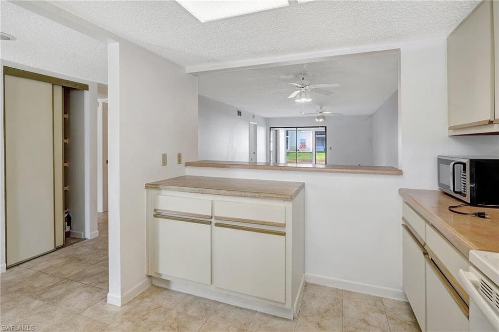 151 Cypress Way E D3, Naples, FL 34110-9