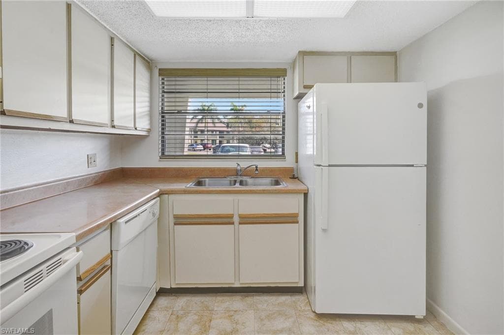 151 Cypress Way E D3, Naples, FL 34110-10