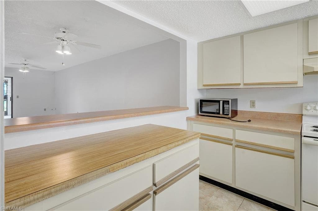 151 Cypress Way E D3, Naples, FL 34110-6
