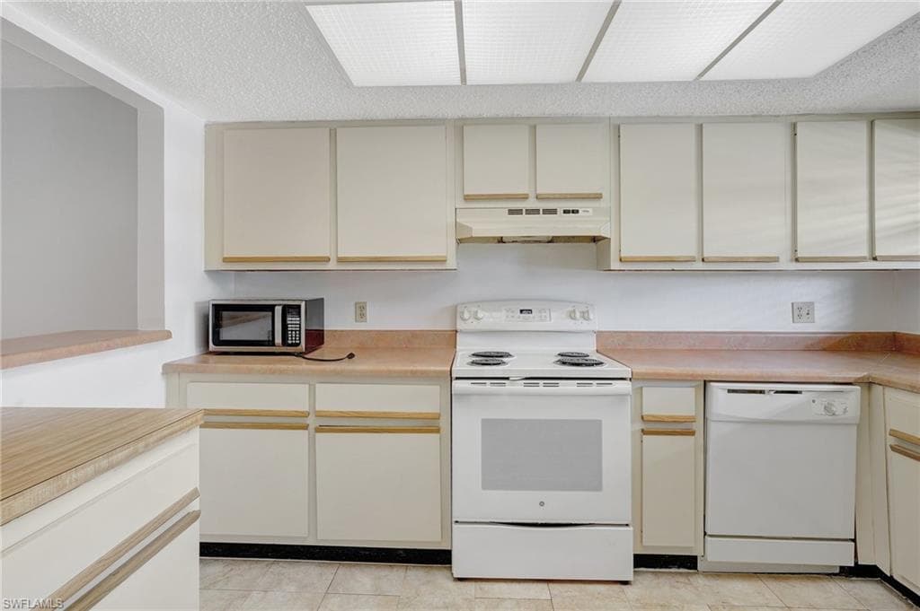 151 Cypress Way E D3, Naples, FL 34110-7